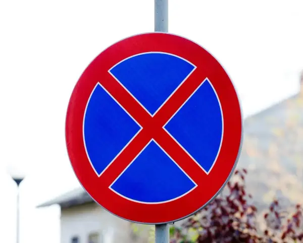 Czy widoczny znak zakazu dotyczy tylko chodnika czy też jezdni?