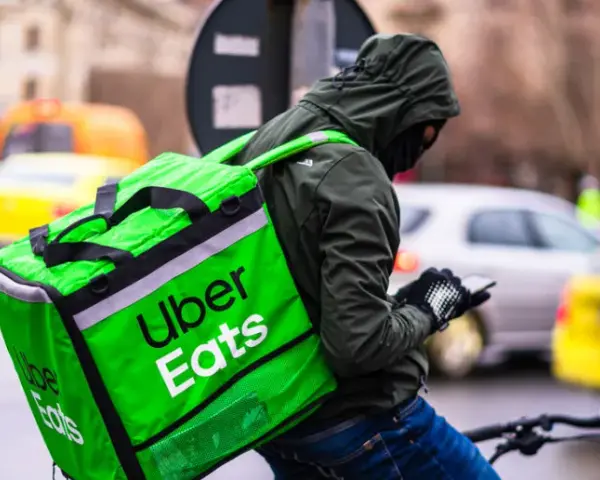 Ile zarabia kierowca Uber Eats? Zaskakujące fakty o dochodach