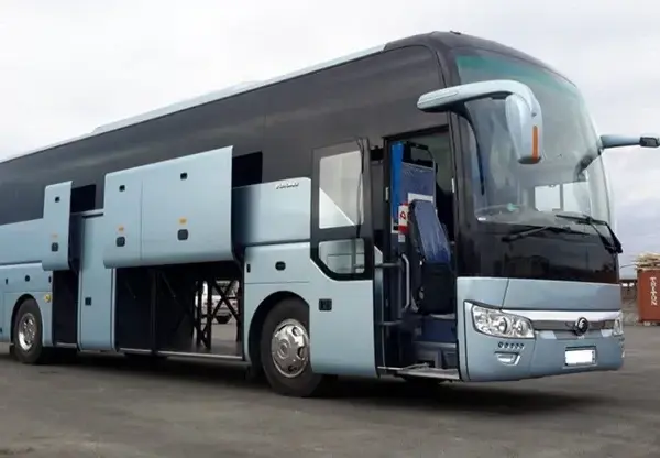 Ile autokar bierze za kilometr? Poznaj ukryte koszty wynajmu