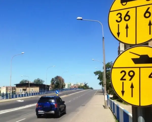 Nowe znaki drogowe informują o dopuszczalnej masie całkowitej pojazdów. Jeden znak pokazuje 36 i 62 tony, drugi 29 i 46 ton, a także symbol czołgu.