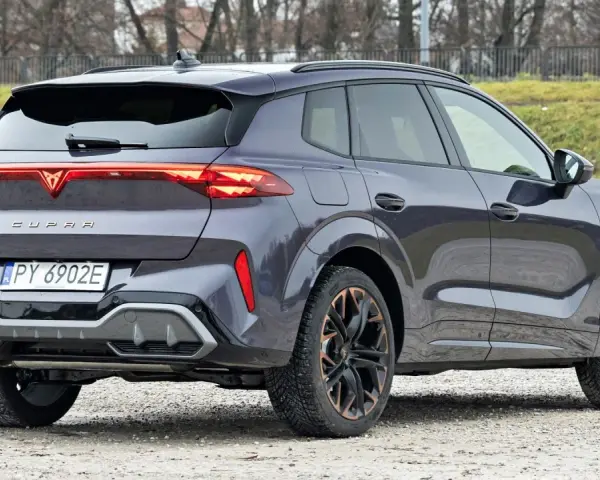Ciemnoszary Cupra Terramar z charakterystycznymi światłami LED i felgami. Sprawdź, jaka jest cupra terramar cena.