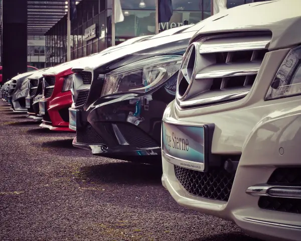 Rząd lśniących Mercedesów, idealnych na auto na abonament. Czekają na Ciebie, byś mógł cieszyć się jazdą bez zmartwień.