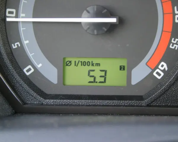 Na wyświetlaczu samochodu widać średnie spalanie paliwa: 5.3 l/100 km.