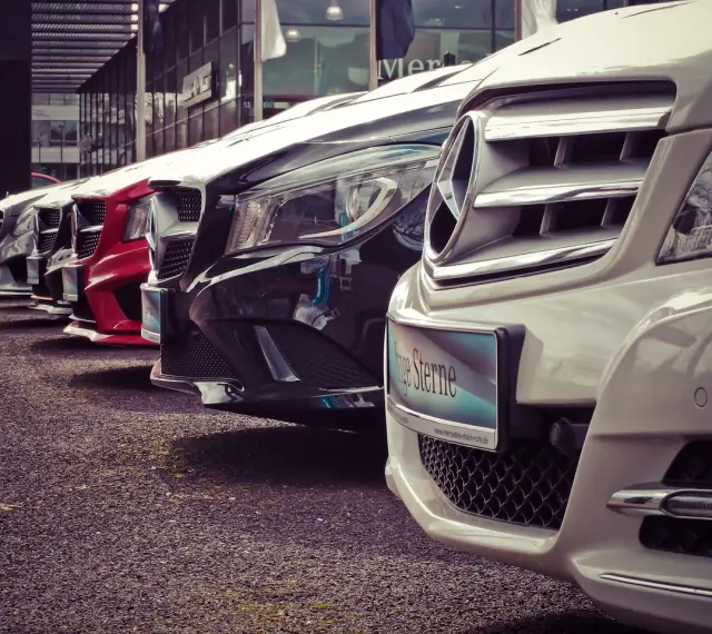 Rząd lśniących Mercedesów, idealnych na auto na abonament. Czekają na Ciebie, byś mógł cieszyć się jazdą bez zmartwień.