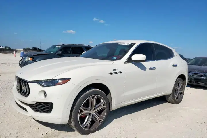 Biały Maserati Levante GT na placu. Sprawdź aktualną maserati levante cena i dostępność.