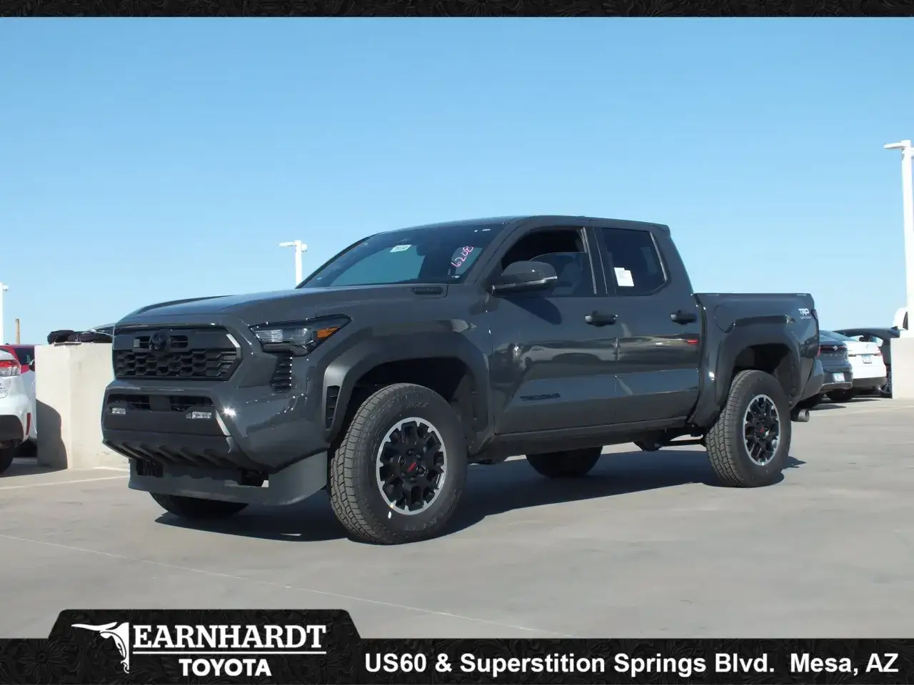 Ciemnoszary Toyota Tacoma TRD Off Road gotowy na przygodę.