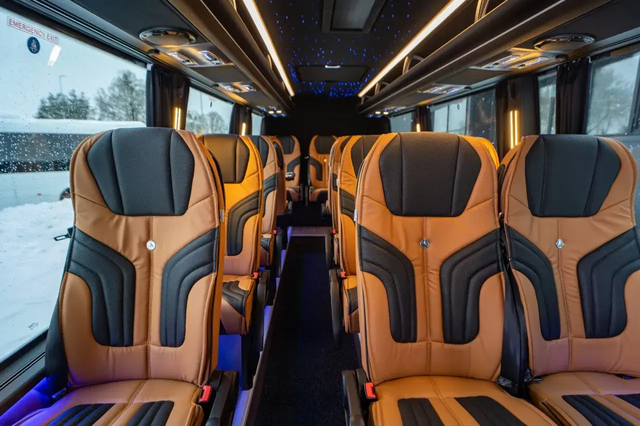 Luksusowe fotele w autobusie, idealne na długie podróże. Zastanawiasz się, ile kosztuje autobus z takim wyposażeniem?