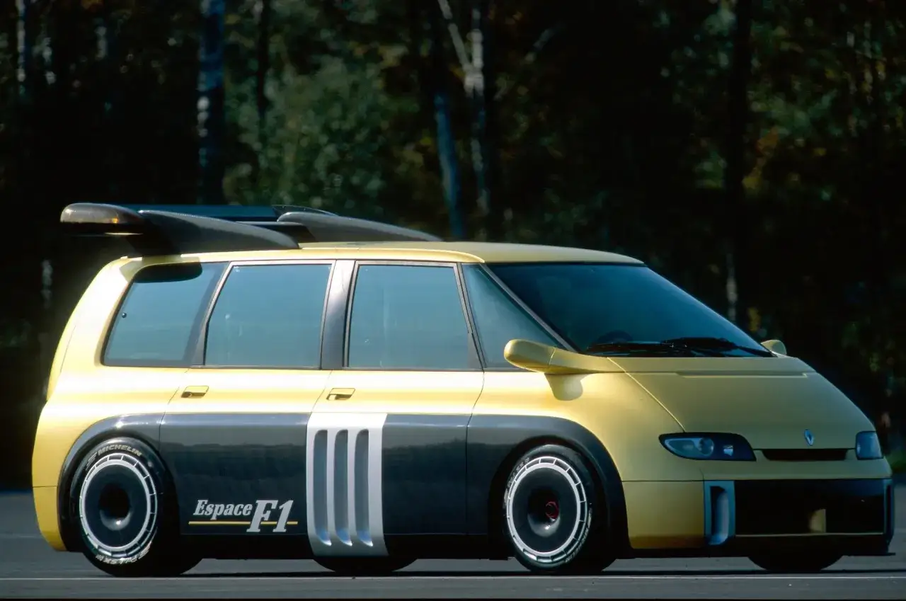 Złoty Renault Espace F1 z czarnym pasem i białymi wlotami powietrza, z tyłu spojler.