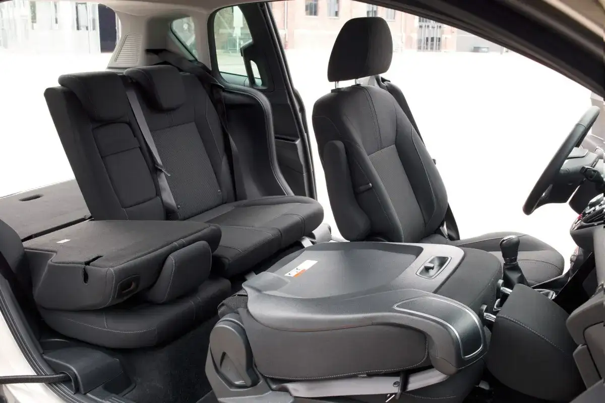 Wnętrze Ford B-Max z rozłożonymi siedzeniami, tworzącymi płaską przestrzeń bagażową.