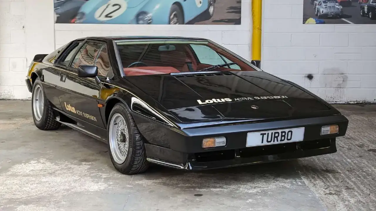 Czarny Lotus Esprit Turbo z czerwonym wnętrzem, z napisem