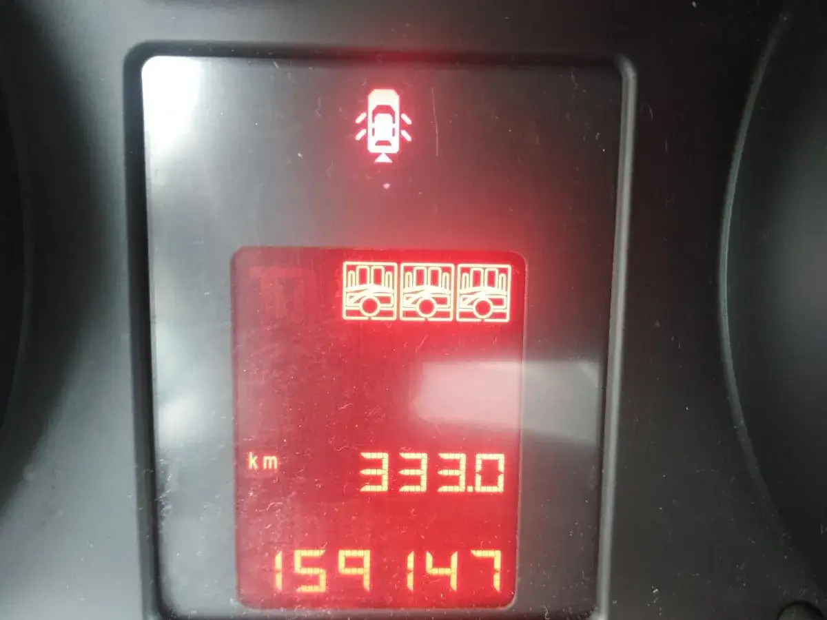 Kontrolki w Oplu: otwarte drzwi, wskaźnik paliwa i przebieg 159147 km.