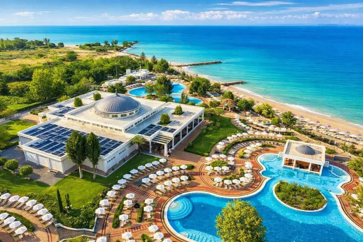 Luksusowy hotel z basenami i plażą, idealny na wakacje ultra all inclusive.