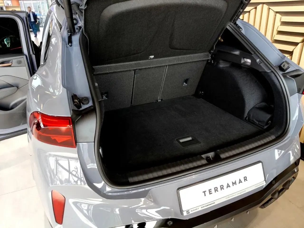 Otwarty bagażnik Cupra Terramar. Sprawdź, jaka jest cupra terramar cena i pojemność bagażnika.