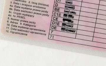 Fragment polskiego prawa jazdy z widocznymi kategoriami pojazdów i polem "Ograniczenia" z wpisaną cyfrą 71.