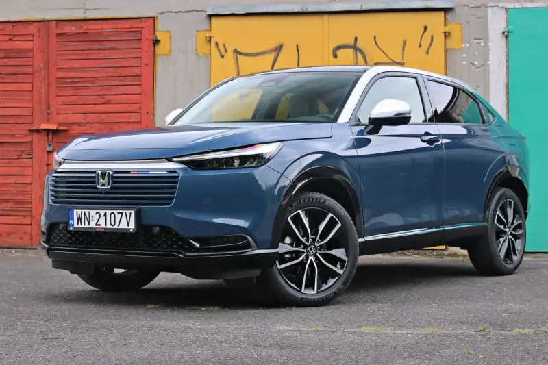 Niebieski Honda HR-V prezentuje swoje stylowe linie i kompaktowe honda hrv wymiary, idealne do miasta.