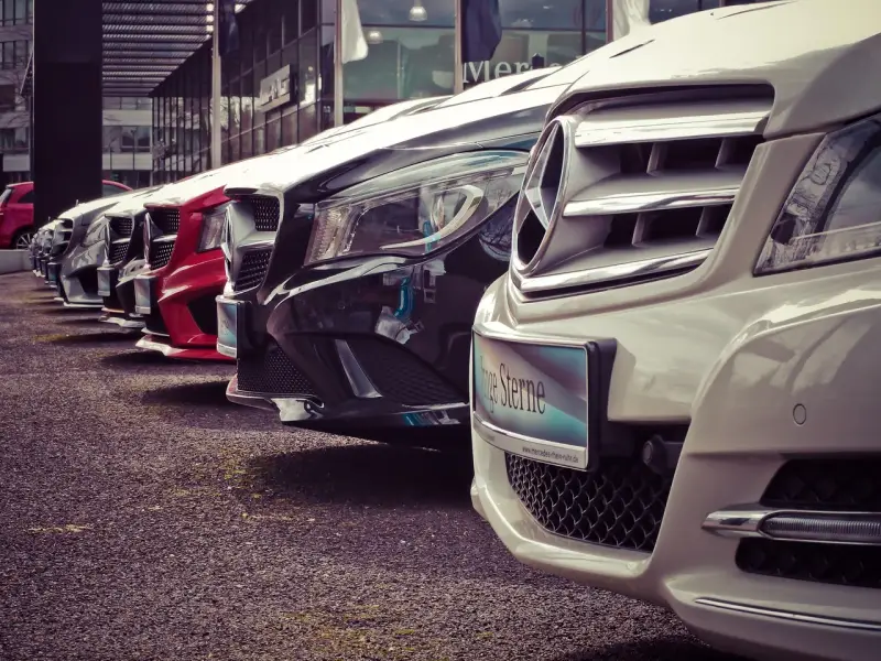 Rząd lśniących Mercedesów, idealnych na auto na abonament. Czekają na Ciebie, byś mógł cieszyć się jazdą bez zmartwień.